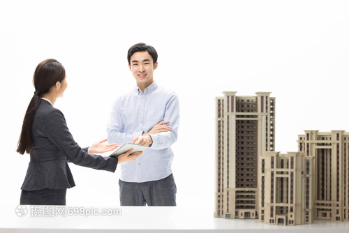 魅力與專業(yè)并存 美女房產(chǎn)經(jīng)紀(jì)的樓盤介紹
